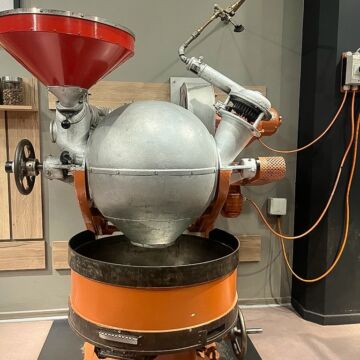 Postkort igen! Et af de søde af slagsen. Eleverne, der er på studietur i Hamborg, har besøgt selveste chokoladehimlen. …