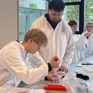 Fuld koncentration, da biotek-eleverne fra 3.C og 2.F var på @dtudk hvor de lavede laboratorieøvelser og hørte om, hvor…